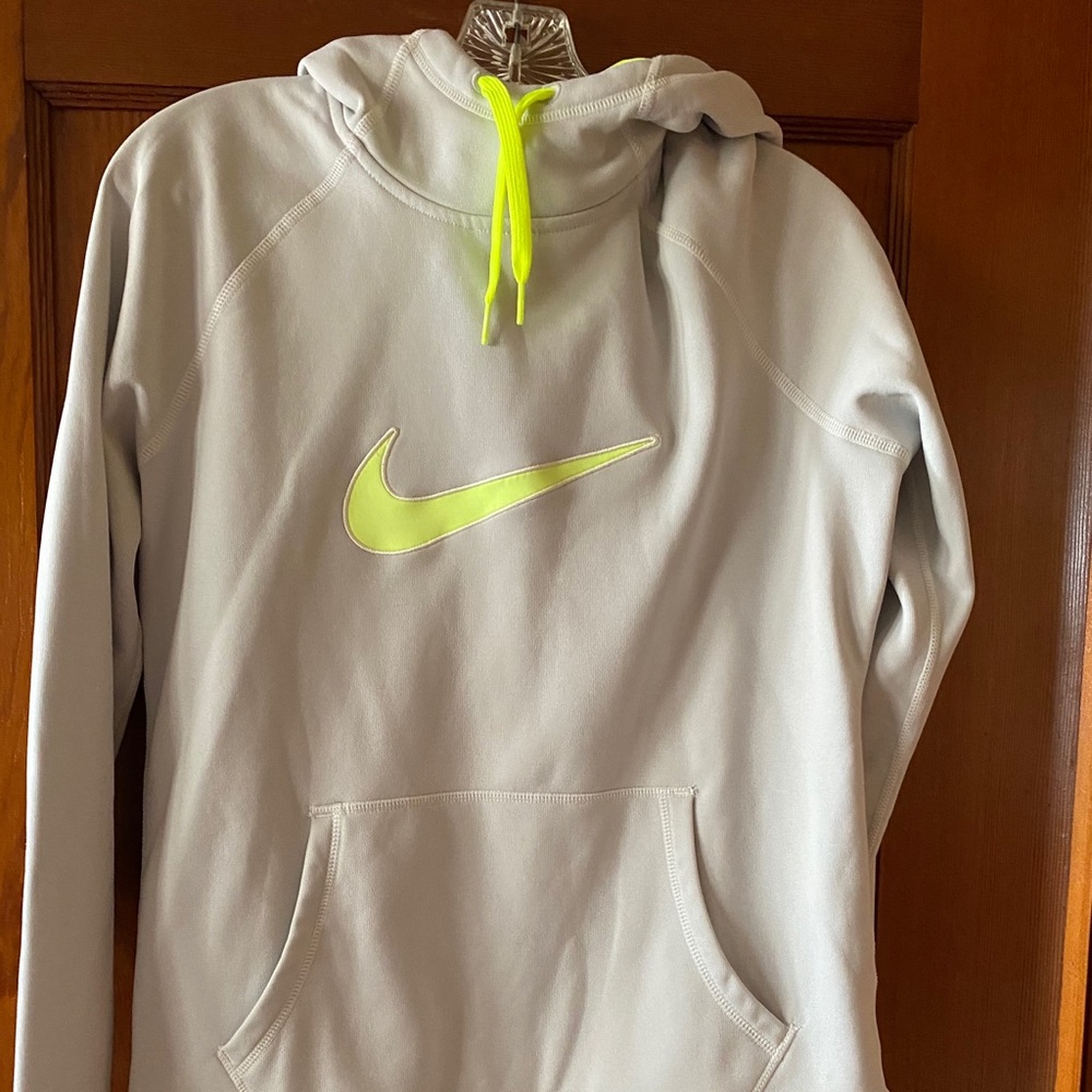 Size M Nike Hoodie (worn only a handful of times)